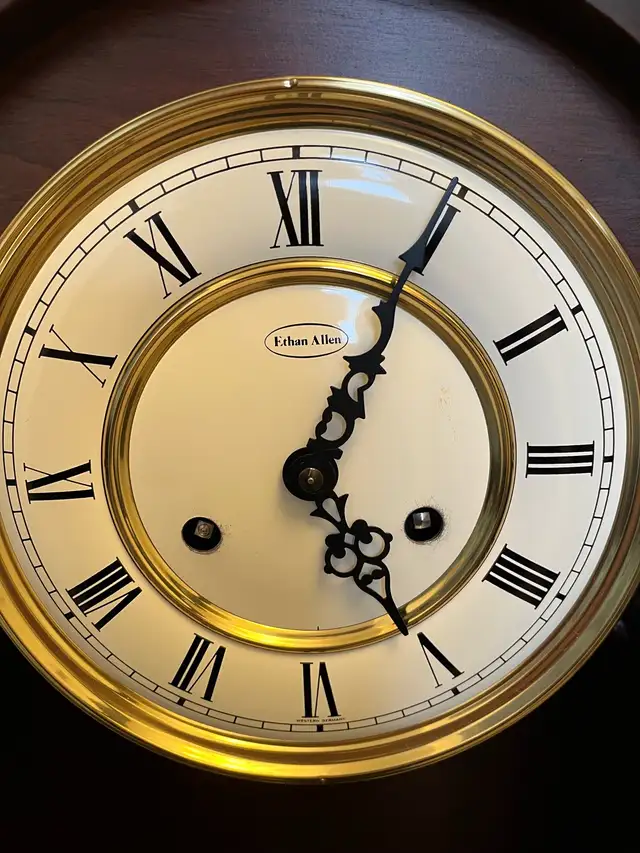 Vintage Ethan Allan Pendulum Chiming Mantle Clock Mahogany Brass in Home Décor & Accents in City of Toronto - Image 3