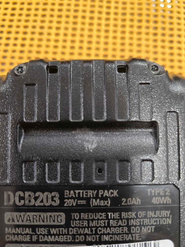 DEWALT  20V 2AH BATTERY  LIKE NEW in Power Tools in City of Toronto - Image 3