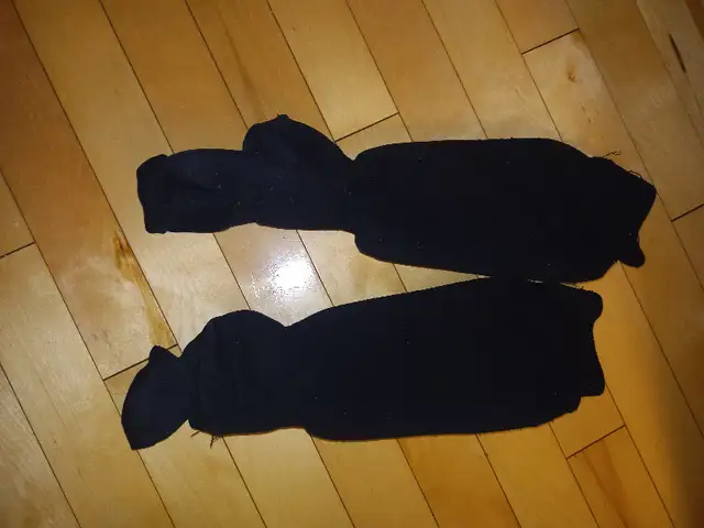 Nike soccer cleats & 2 sets of shin pads - Women's size 8 in Soccer in Dartmouth - Image 4