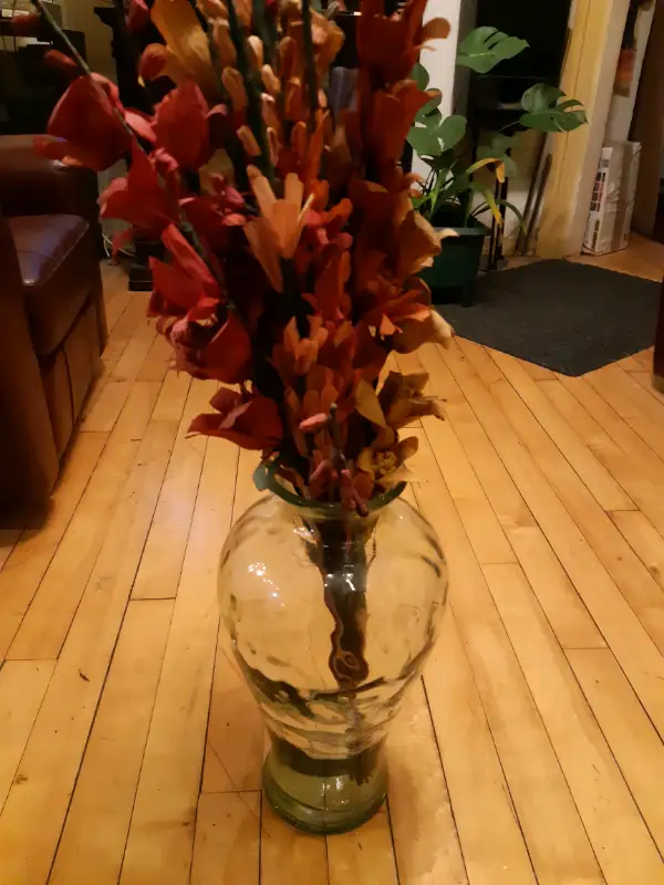 Vase a fleurs en verre.  Importé / $95.00 in Arts & Collectibles in City of Montréal - Image 5