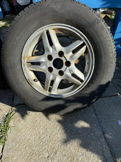 Good Condition Selling 4 winter tires on aluminum rims (215/70R15) for Honda CRV