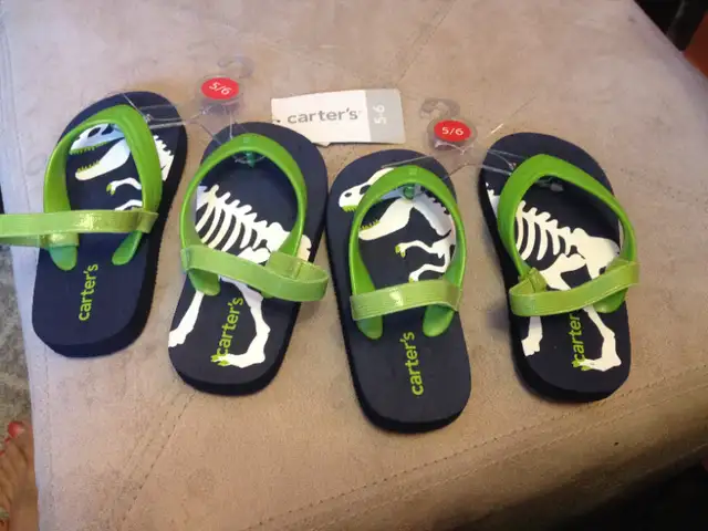 Dinosaur Flip Flops sandals kids Size 5-6 in Clothing - 5T in Mississauga / Peel Region - Image 2