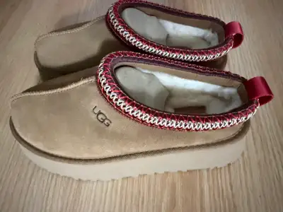 Brand new never used authentic brown UGG classic mini size 7 Color: Chestnut $140