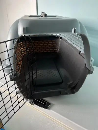 Cage de transport pour le transport pour chien et chat. La cage inclut également une porte sur le de...
