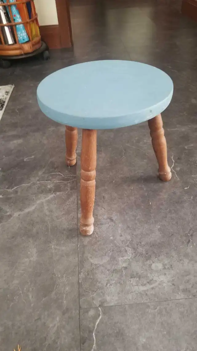 wooden stool in Chairs & Recliners in Kawartha Lakes - Image 2