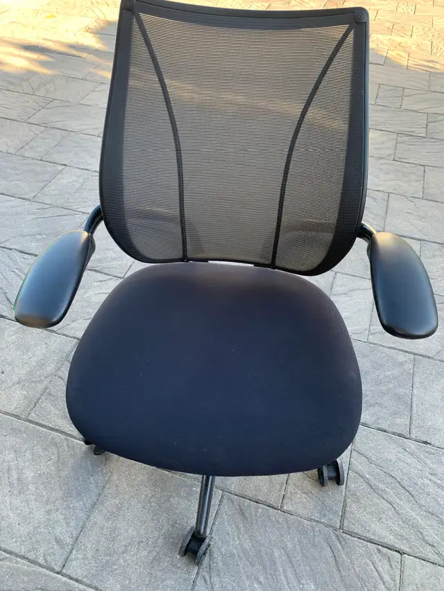 Humanscale Diffrient World Office Chair in Chairs & Recliners in Markham / York Region - Image 2