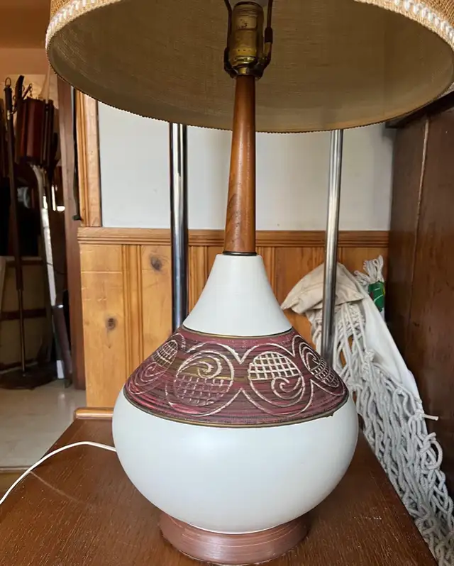 Beautiful mcm table lamp 1960 vintage lampe in Indoor Lighting & Fans in City of Montréal - Image 3