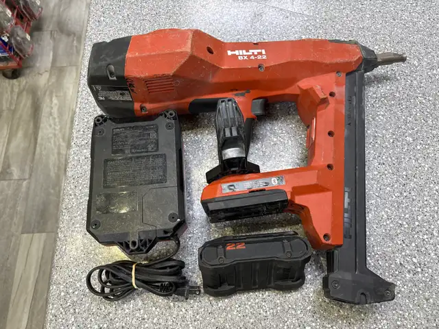 Milwaukee BX 4-22 Nuron Nail Fastener With Battery And Charger in Power Tools in Oshawa / Durham Region - Image 3