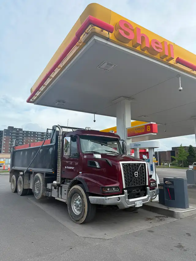 2022 Volvo VHD dump truck in Heavy Trucks in London - Image 9