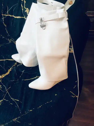 White Stylish  Boots 8 from Italy with receipt €94, View more
