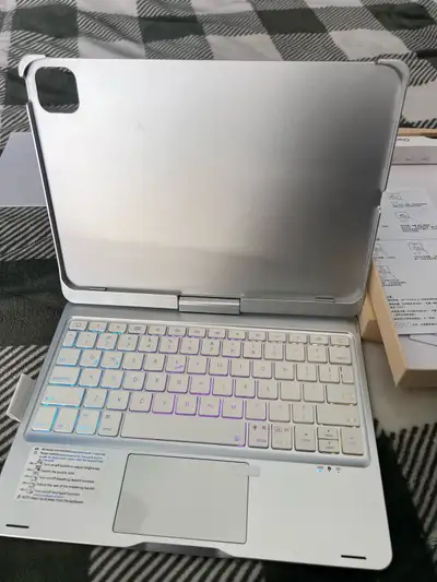 Selling a 360° Magic Keyboard Case for iPad Pro 11” M4 (2024) in silver. I bought this brand new but...