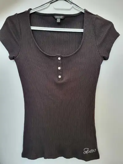 T-Shirt Guess  small neuf, View more