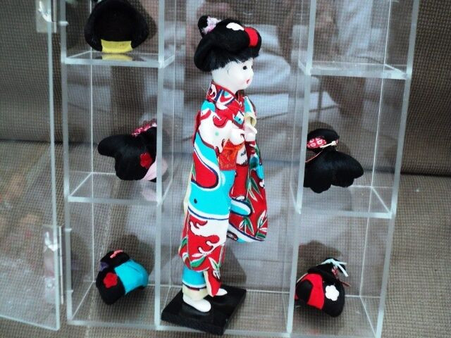 6.5" GOFUN JAPANESE DOLL, 7 WIGS / HEADDRESSES IN CASE in Arts & Collectibles in Lethbridge