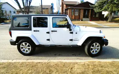 Privately Selling our Beautiful 2012 Jeep Wrangler unlimited Sahara, 4WD, Manual Transmission, 190Km...