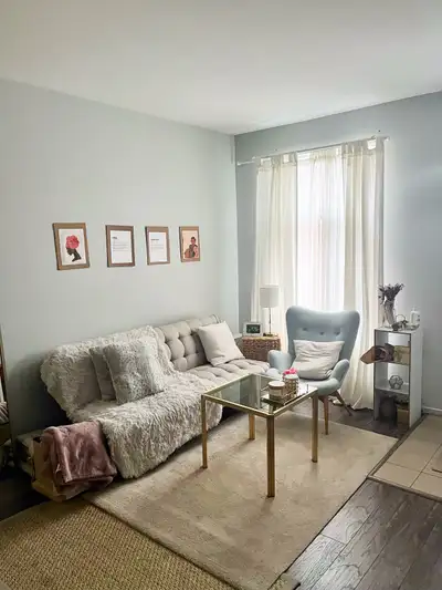 Charmant 3½ entièrement meublé et décoré avec soin, idéal pour passer l'hiver à Montréal dans un des...
