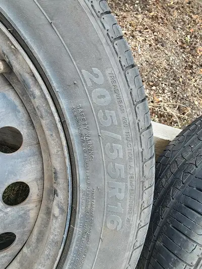 Pneu quatre saisons à vendre en excellente qualité, malgré qu'il y a un pneu avec une vis sur la sur...