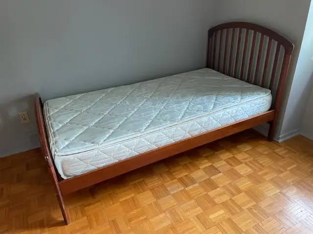 Lit simple en bois, avec matelas in Beds & Mattresses in Québec City - Image 4