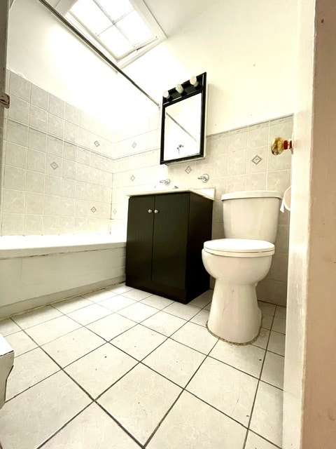 One rooms in a shared 6 ½ unit near Metros available now — photo 3