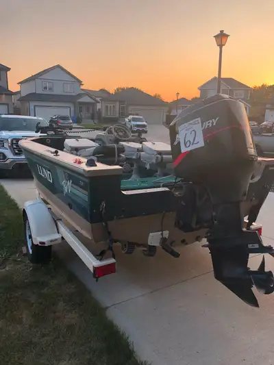 1998 Lund pro v with rebuild 2001 mercury 125 horse 2 stroke. This boat is a fishing machine, but ne...