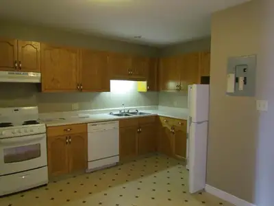 One Bedroom Apartment available from September 1st! Located in Browns Court area,2 mins walk from Un...