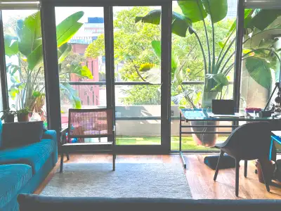 Beautiful furn 1B condo queen west short term