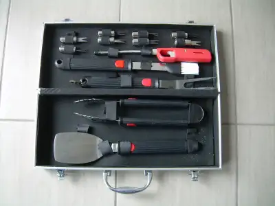 Très bel ensemble d'outils de Barbecue 14 pces avec un coffre de transport en aluminium très pratiqu...