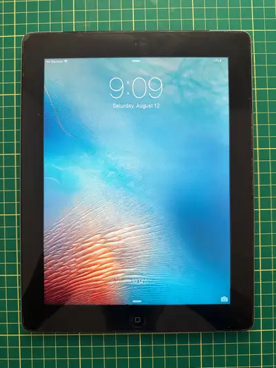 Used like New Pick up Yonge and Finch It comes with cable and case -Year: Early 2012 -Capacity: 32 G...