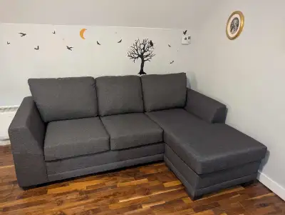 Ce sofa sectionnel et interchangeable gris, est parfait pour de petits espaces. Confortable et en pa...