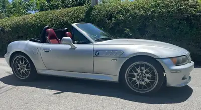 VOITURE UNIQUE en SUPER CONDITION pour une 2000. Profitez de l’été, sans vous cassés le porte-monnai...