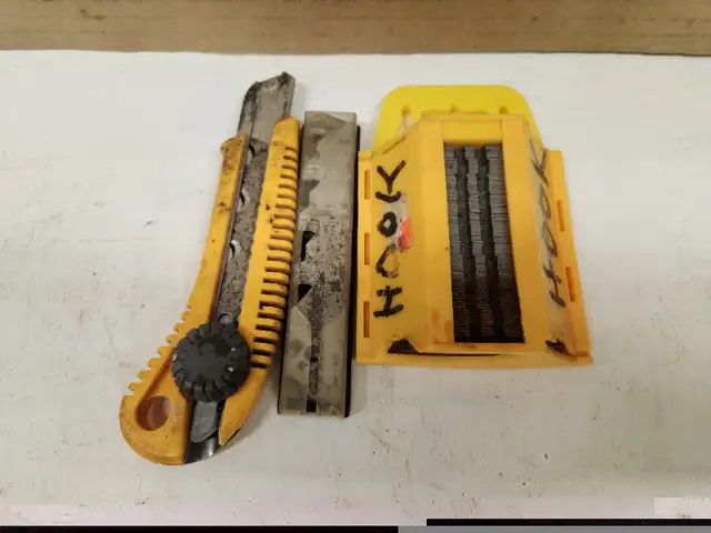 3 utility knives with extra blades, Straight and hook blades in Hand Tools in Belleville - Image 5