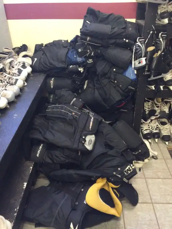 Hockey skates and equipment for sale in Hockey in Kingston - Image 4