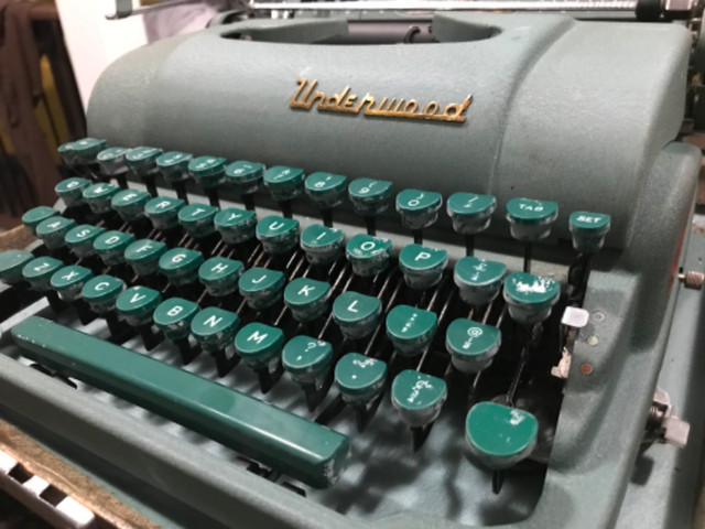 Vintage Underwood Deluxe Typewriter- Made in Canada in Arts & Collectibles in Oshawa / Durham Region - Image 4