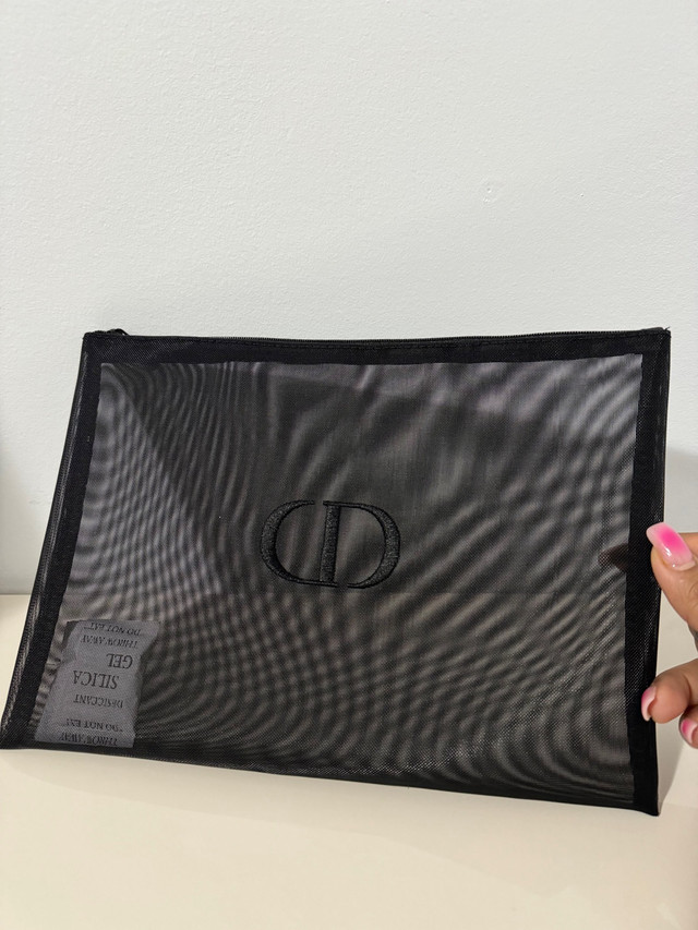 DIOR MAKEUP TRAVEL POUCH in Other in Mississauga / Peel Region - Image 3