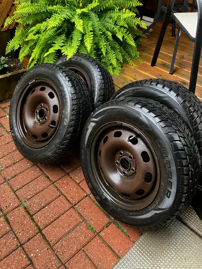 These pre-owned Cooper winter tires ( 185/65 R 15 ) provide reliable traction for cold-weather drivi...