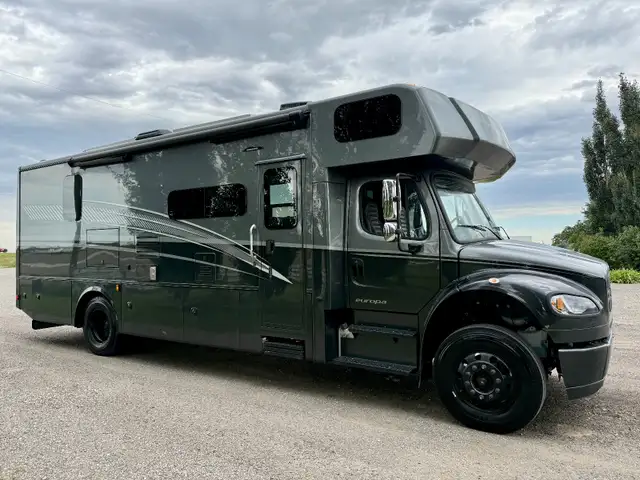 DYNAMAX EUROPA 31SS LUXURY SUPER C DIESEL MOTORHOME - SOLAR PKG in RVs & Motorhomes in Edmonton - Image 2
