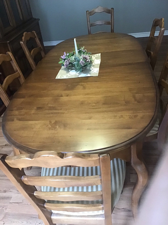 Hardwood Dining Room Set in Dining Tables & Sets in Napanee