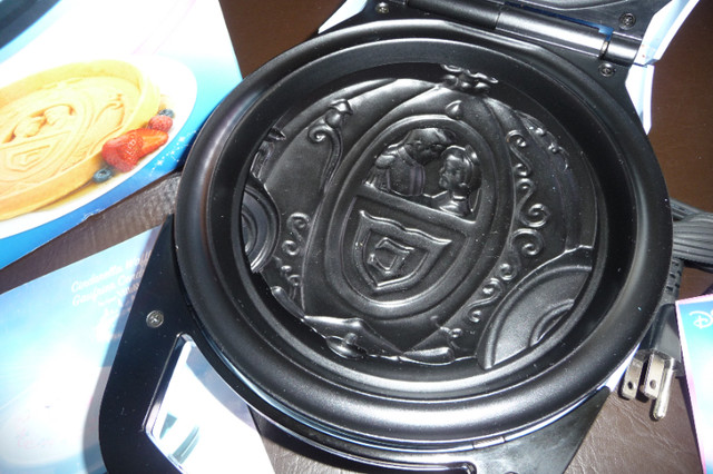 Cinderella Waffle Maker ( Disney) dans Grille-pain et fours  à Ville de Montréal - Image 3