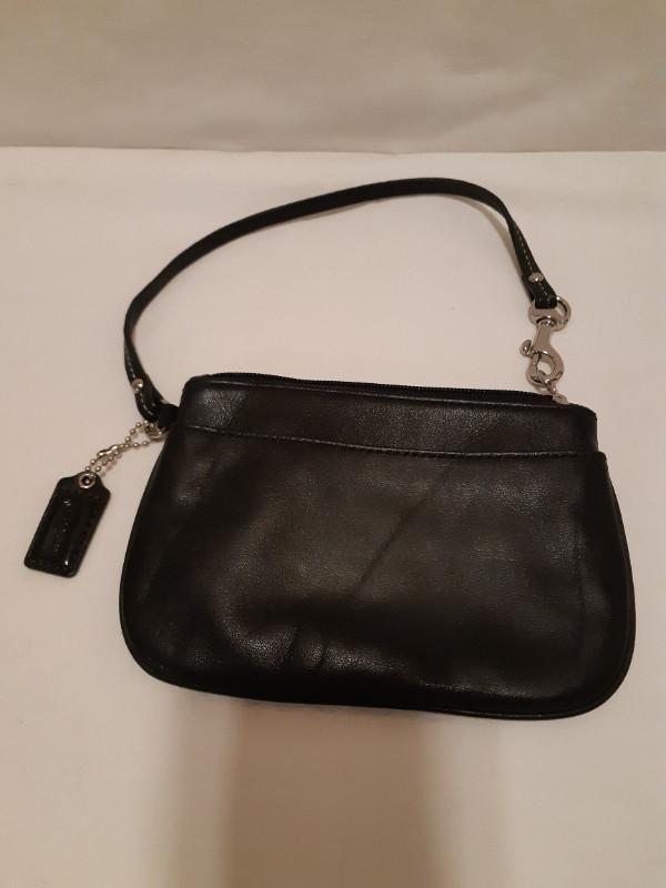 Women's small black Coach genuine leather wtistlet/Change Purse in Women's - Bags & Wallets in City of Halifax - Image 2