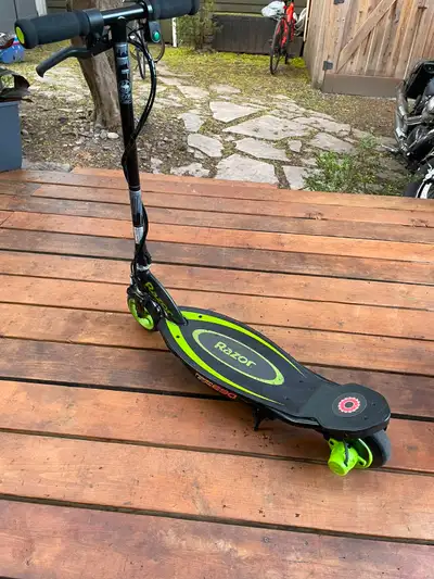 Speed: Up to 10 mph (16 km/h) Run Time: Up to 65 minutes of continuous use Motor:90-watt, kick-to-st...