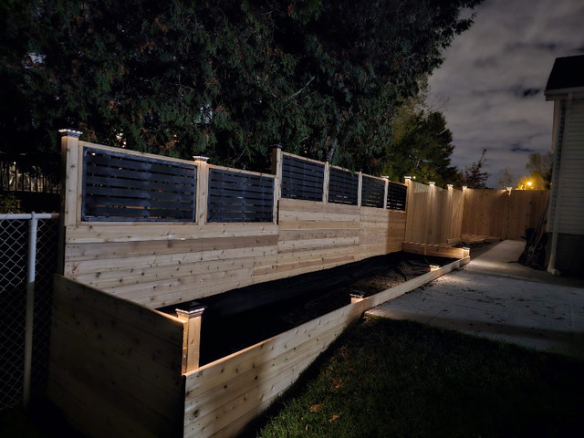 Cedar or treated wood Decks , Fences , flower gardens dans Terrasses et clôtures  à Ville de Montréal - Image 4