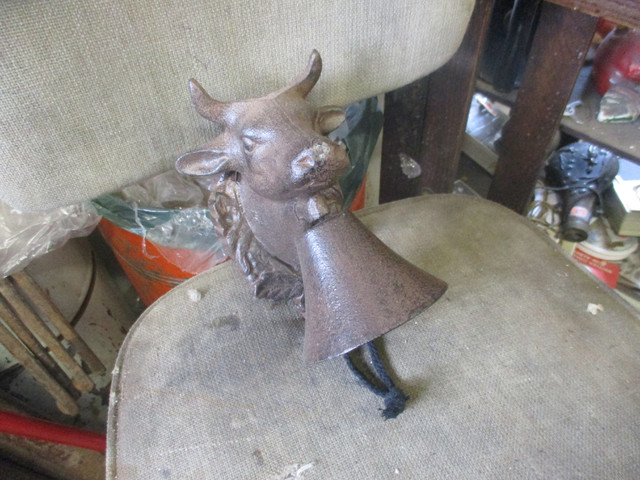 DECORATIVE COW CAST IRON DINNER BELL $40 COTTAGE CABIN DECOR in Home Décor & Accents in Winnipeg