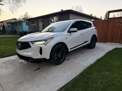 Well-equipped luxury AWD SUV with all the right options: red/black leather, panoramic roof, heads-up...