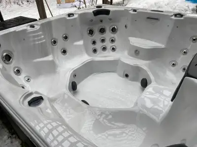 www.courtyardspa.ca - (416) 871-0850 Door Crasher Sale! Free Delivery to the Backyard 8 seater Monac...