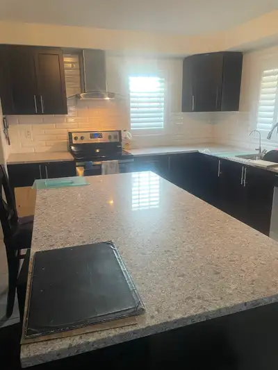 Are you a woman looking for a cozy place to call home? Look no further! Major intersection Britannia...