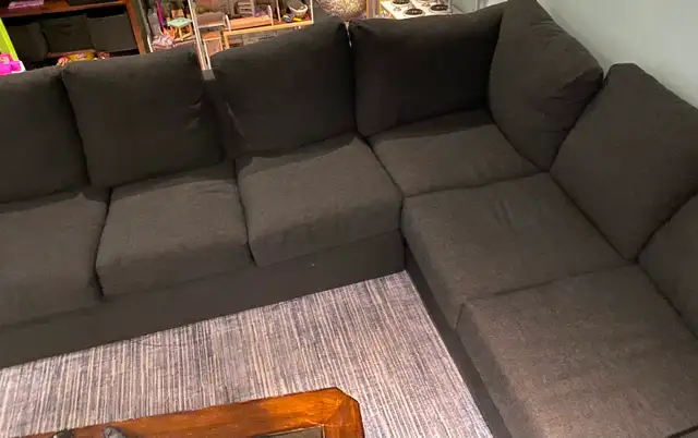 Sectional couch with queen pull out in Couches & Futons in Kingston - Image 2