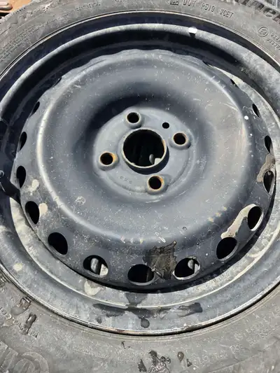 2 pneu neuf Environ 4000km 2 pneu usager 4 rim en très belle condition Mon auto était une kia Rio 20...