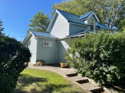 Great starter home for sale in the small town of Strasbourg. This house has a completely fixed inter...