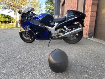 I have a 2002 hayabusa. 26000km Right side scratched up… hit gravel at 20kph… strictly cosmetic Scor...