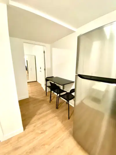 2 bedroom modern apartment next to Dundas W Subway