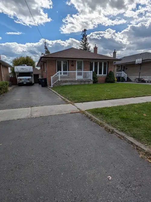 Kennedy Rd. And Ellesmere Rd Welcome To 43 Lewiston Rd! Bright And Spacious Upper-Level Unit Located...